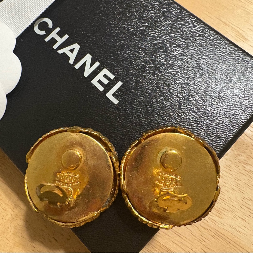 AUTHENTIC CHANEL Vintage Gold Plated Braided Pearl Clip On Earrings ✨ - Picture 5 of 7